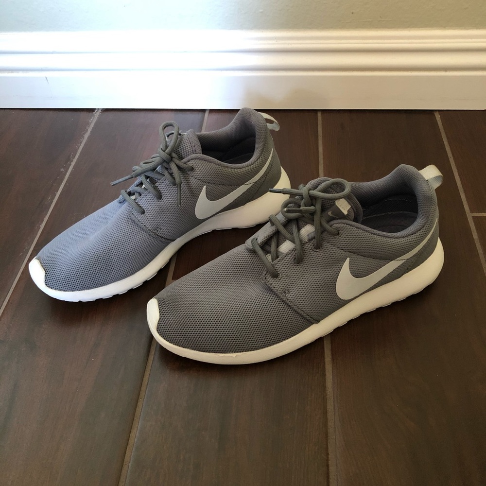 Nike Grey Gray Roshe Sneaker Size 9